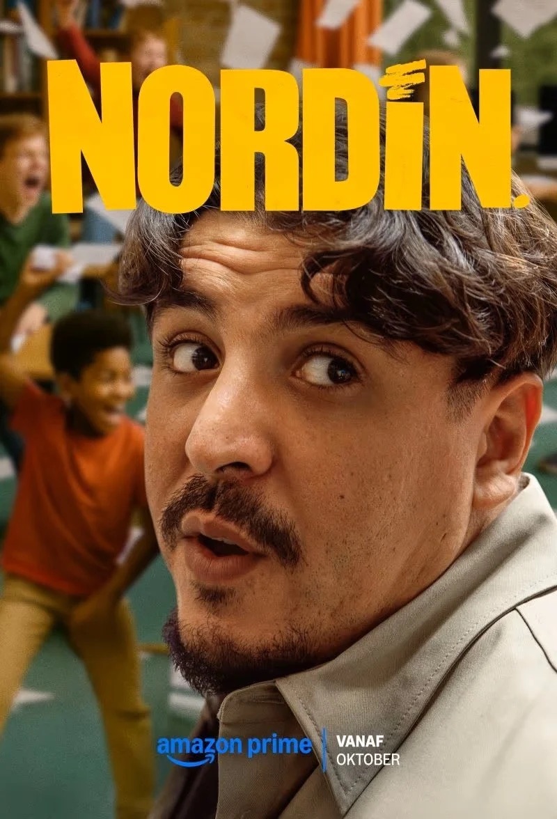 KHALID ALTERCH als Nordin in een klaslokaal, op de poster van de Prime Video-serie Nordin