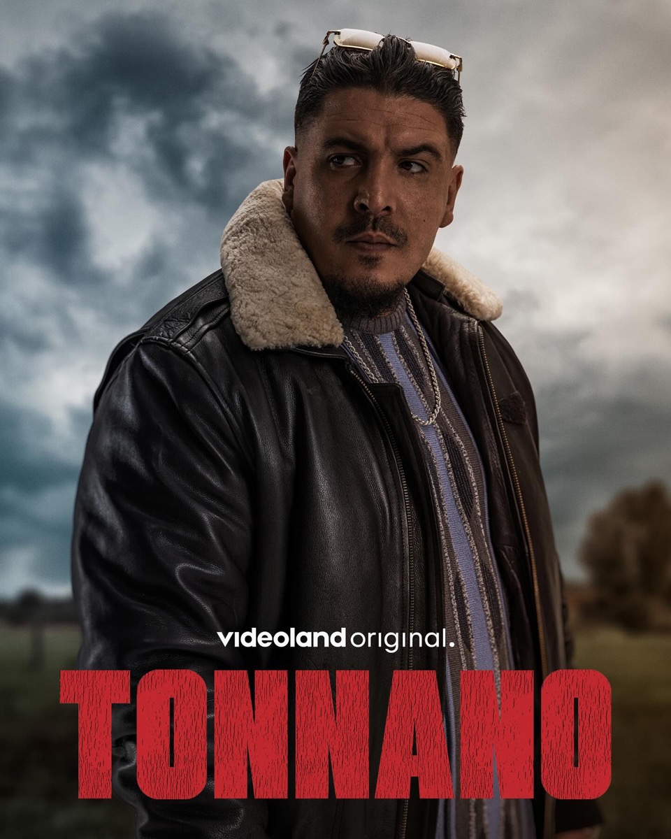KHALID ALTERCH als Tonnano in een leren jas, op de poster van de Videoland-serie Tonnano